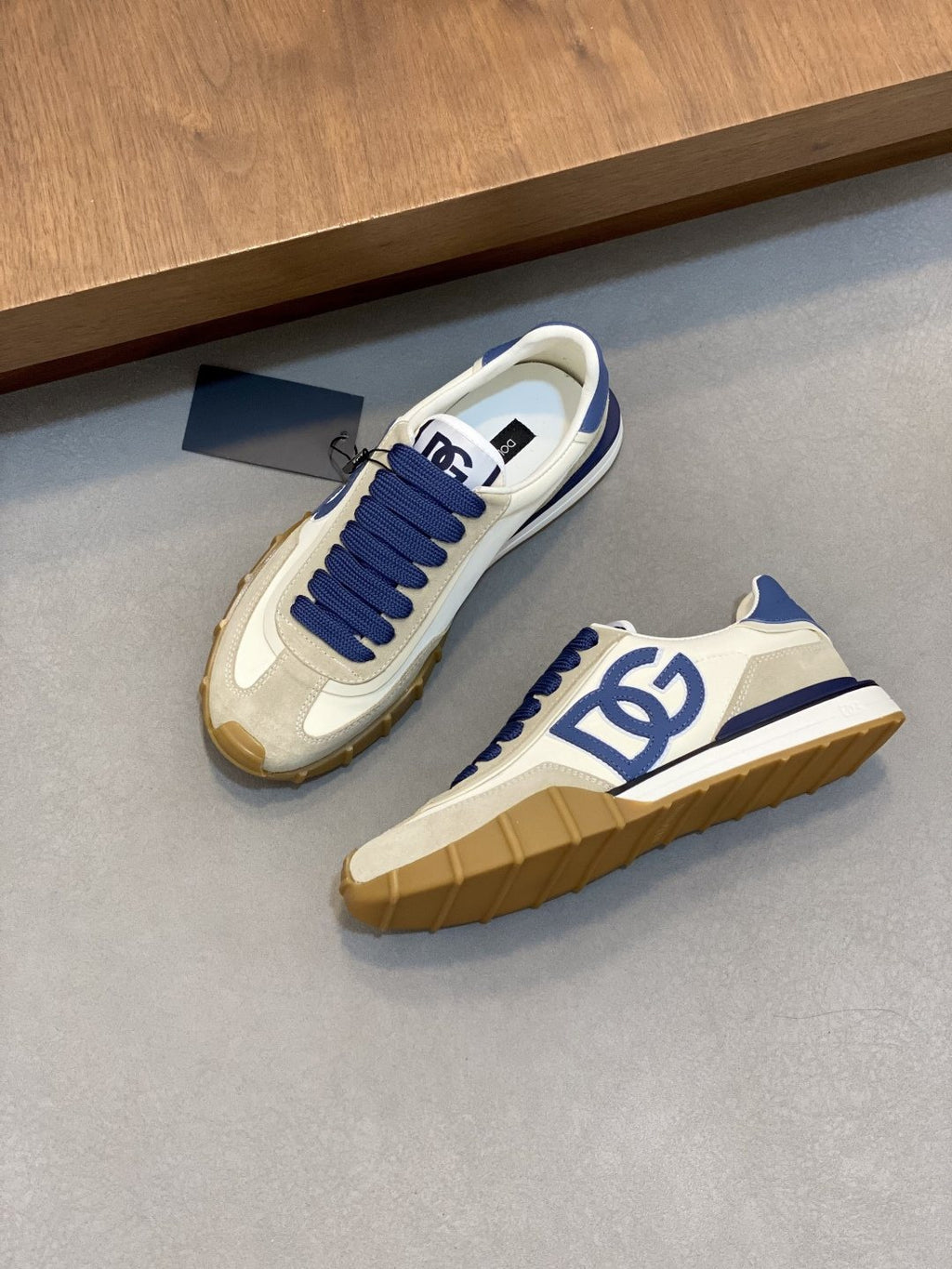 Dolce & Gabbana Low-Top Leather Sneakers — front